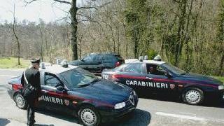 Sopra alcuni controlli dei carabinieri sulle colline; a sinistra il direttore generale della Cassa di Risparmio di San Miniato Piergiorgio Giuliani