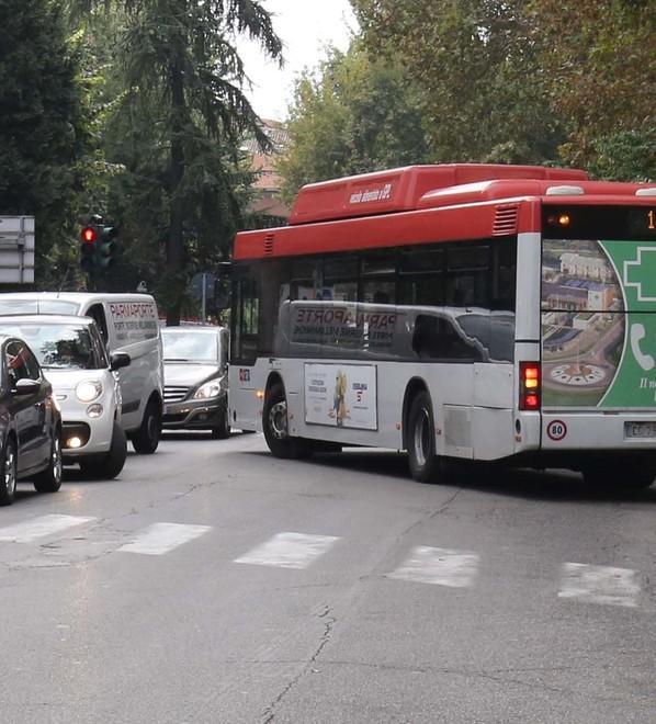 Gli operai al lavoro almeno fino a domani