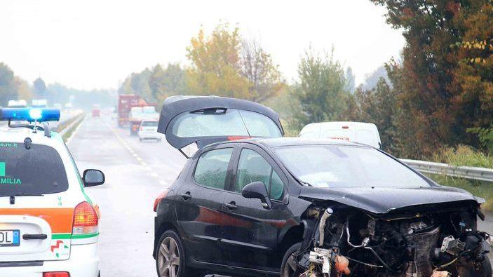 Sbattono contro il guard rail Paura in tangenziale nord