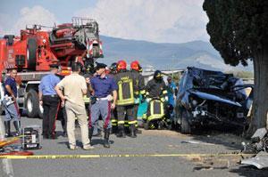 Giovane madre muore nell'incidenteFiglio neonato salvato dalle lamiere