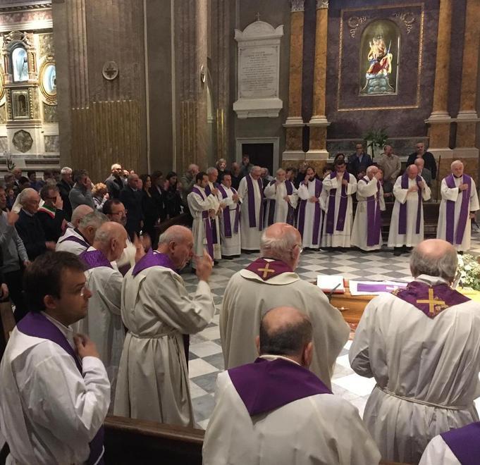 Sacerdoti e gente della Bassa ai funerali di don Caleffi 