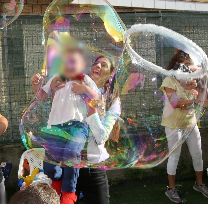 Cavezzo Festa a sorpresa per il bambino autistico Partecipano una quindicina di compagni 