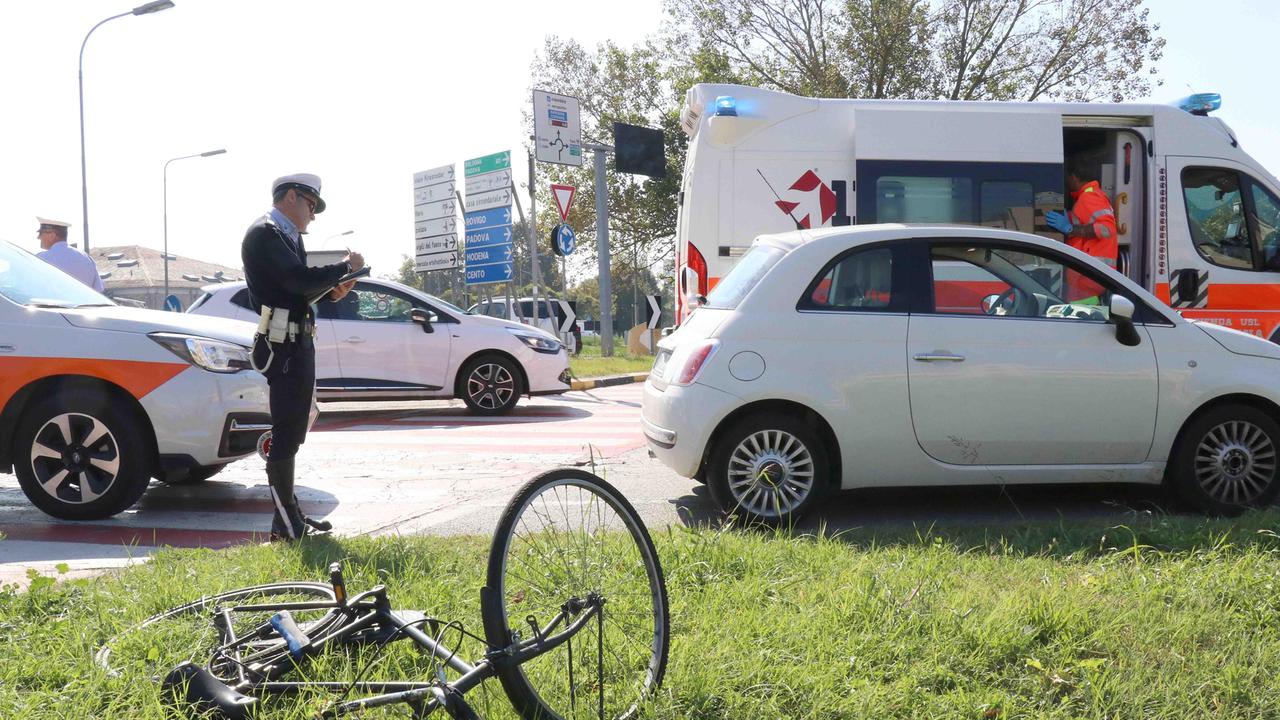 L'incidente sull'attraversamento di via Beethoven (foto Vecchiatini)