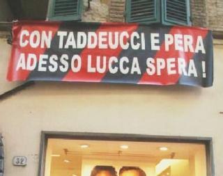 Lo striscione inneggiante al tandem offensivo Taddeucci-Pera in pieno centro storico (Vip)