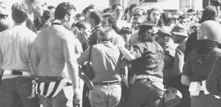 Tensione tra tifosi e polizia in un derby tra Massese e Carrarese; in alto il sindaco Zubbani
