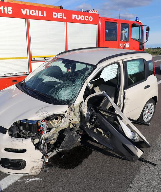 Scontro fra due auto Tre persone ferite Statale chiusa per ore 