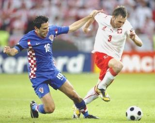 A sinistra Leko con la maglia della Croazia in scivolata su un giocatore della Polonia, sopra Parola alle spalle di un avversario, a destra lo stacco di testa di Sorin Ghionea contro Luca Toni in un match dello scorso anno in Champions League tra Steaua e Bayern Monaco
