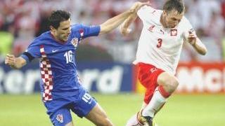 A sinistra Leko con la maglia della Croazia in scivolata su un giocatore della Polonia, sopra Parola alle spalle di un avversario, a destra lo stacco di testa di Sorin Ghionea contro Luca Toni in un match dello scorso anno in Champions League tra Steaua e Bayern Monaco