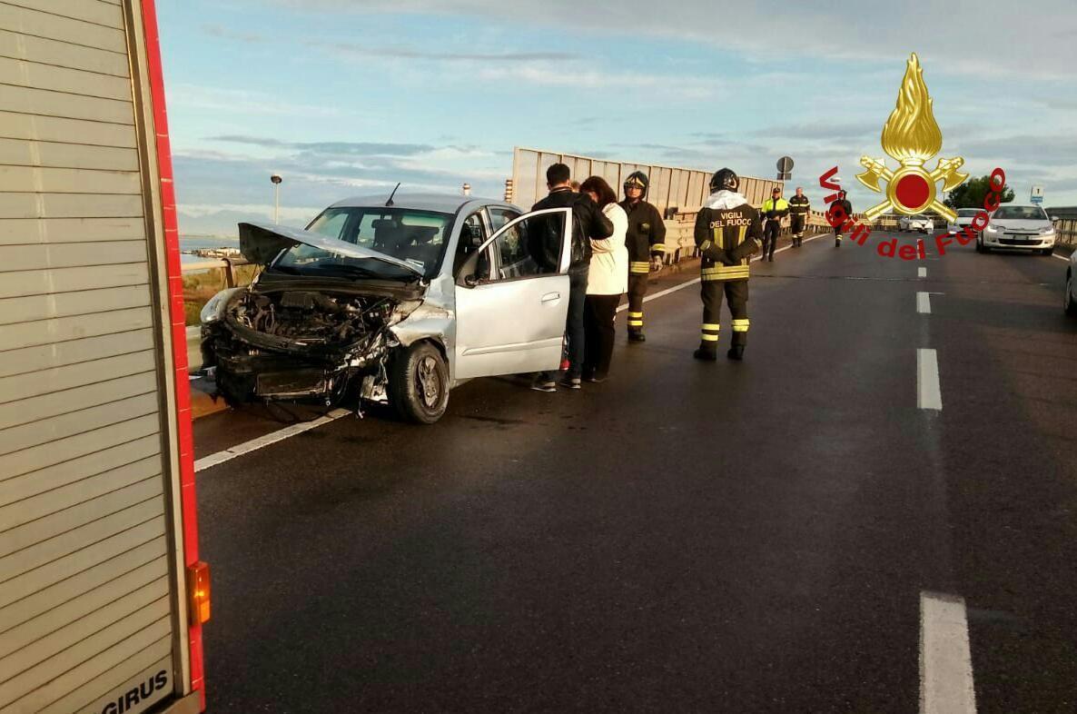 Con l'auto contro il guard rail, due feriti a Cagliari