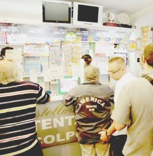 Fila in ricevitoria In alto locali sulla Sala