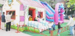 Un gioco gonfiabile in un giardino pubblico della zona