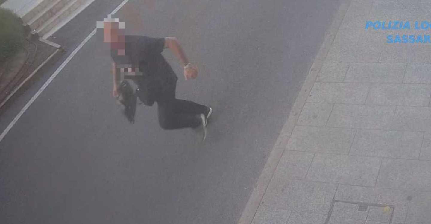 Sassari, ruba la borsa in un negozio: inseguita da un cliente che recupera la refurtiva 