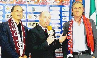 Il presidente rossoblù Passerai con quello granata Accattini In mezzo il dg Maurizio Zini