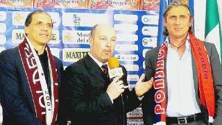 Il presidente rossoblù Passerai con quello granata Accattini In mezzo il dg Maurizio Zini