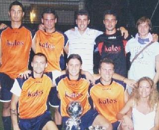 La squadra del Kalos che ha vinto il settimo torneo di calcio a 5 a Ponsacco