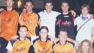 La squadra del Kalos che ha vinto il settimo torneo di calcio a 5 a Ponsacco