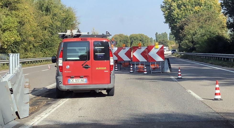 Superstrada con i cerotti Attenzione al cantiere