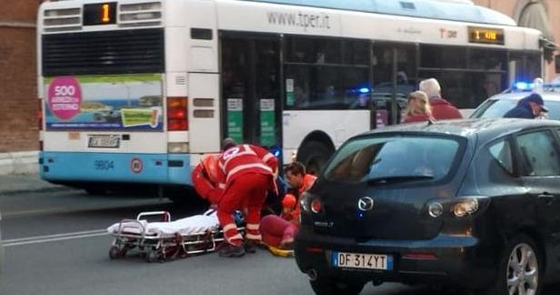 Ciclista cade, arriva il 118 