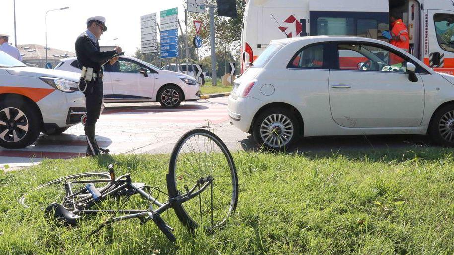 Una “500” va contro la bici