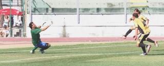 <strong>ANCORA A SEGNO.</strong> Il pallone scagliato da Marolda supera Ravaglia: è il gol dell’1-0 iniziale ed è il terzo messo a segno dal bomber in Coppa