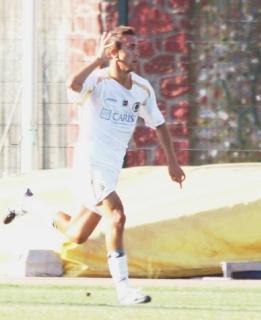 Alessandro Triglia esulta dopo il gol