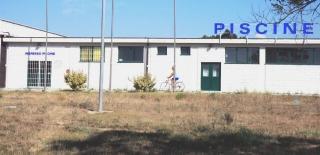 Le piscine di Collesalvetti ormai chiuse e, a destra, l’avvocato Giuseppe Toscano