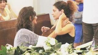 <strong>IL PIANTO E IL SORRISO.</strong> Il dolore della sorella Valentina (sopra) e l’abbraccio alla mamma Daniela A sinistra una splendida immagine di Emanuela Menichetti