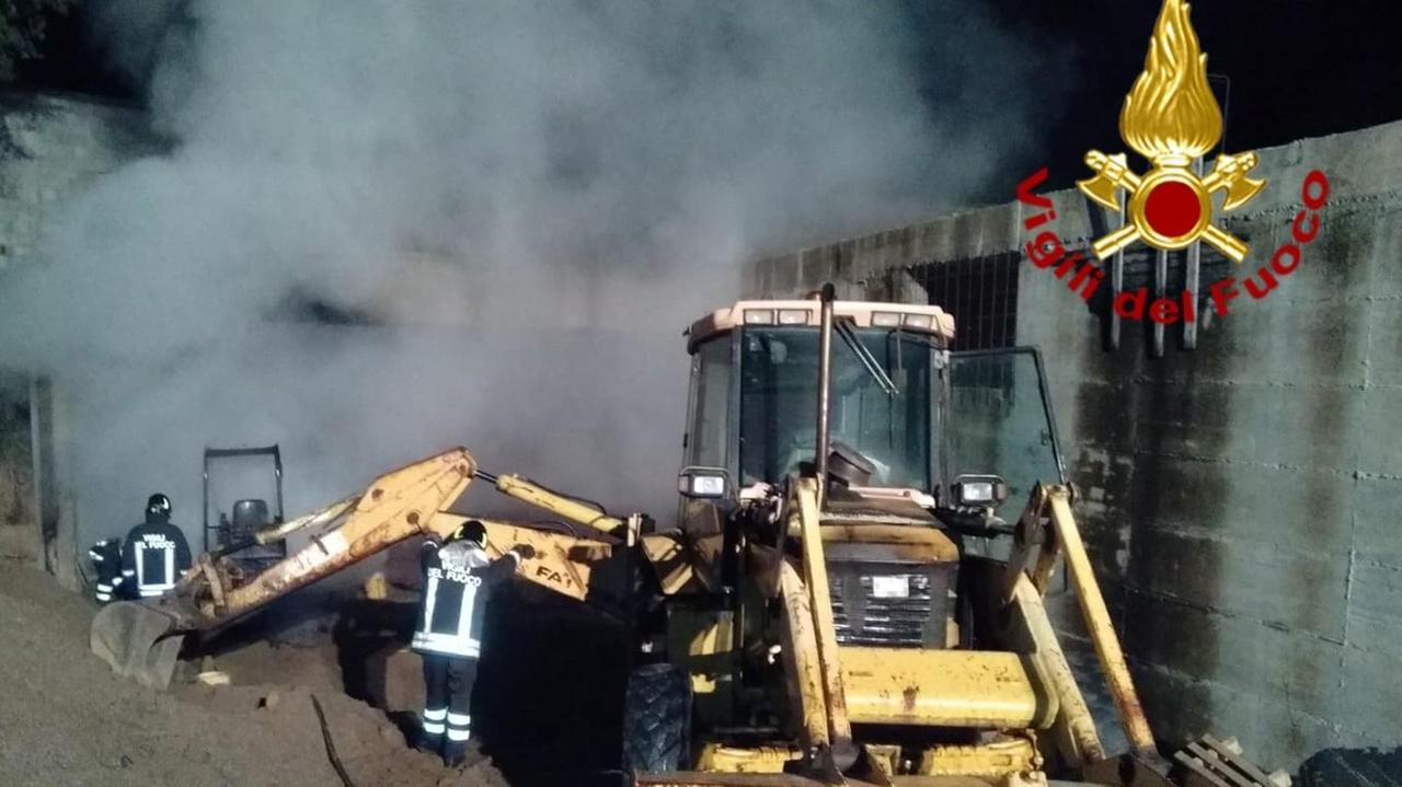 Incendio doloso a Mamoiada: distrutti un furgone e due escavatori