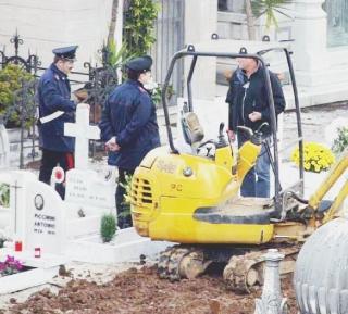 Nelle foto gli scavi all’interno del cimitero di Mirteto e il pm Federico Manotti