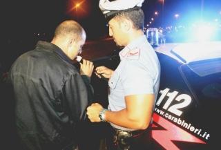 L’alcol test. L’altra notte i carabinieri hanno controllato 40 persone