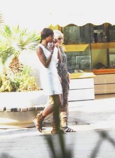 La modella Naomi Campbell a passeggio nel centro storico di Portoferraio con una amica, ha decisio di trascorrere qualche giorno di vacanza all’Elba