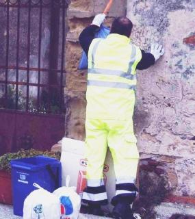 Un netturbino di Esa impegnato nella raccolta porta a porta