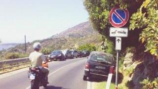 Le strade trasformate in parcheggi