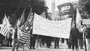 Un corteo di lavoratori mentre sfila in viale Verdi