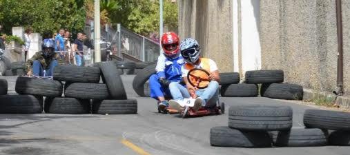 Sfida tra i carrettoni colorati nella discesa di via Monserrato 