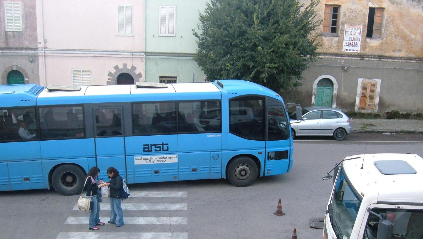 L’Arst: «Gli studenti sono scesi disobbedendo al conducente» 