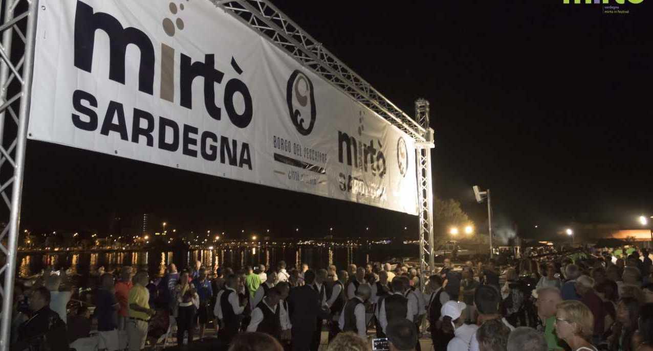 Gli stand di Mirtò tra le auto storiche del Rally 