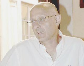 A sinistra Umberto Aringhieri Sopra Cristian Scarlato durante una gara con la maglia del Grosseto; a destra Camilli con il presidente Battini durante l’incontro avuto con il sindaco Filippeschi per l’acquisto della società nerazzurra