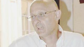 A sinistra Umberto Aringhieri Sopra Cristian Scarlato durante una gara con la maglia del Grosseto; a destra Camilli con il presidente Battini durante l’incontro avuto con il sindaco Filippeschi per l’acquisto della società nerazzurra