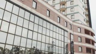 Fascicoli in un’aula di tribunale. A sinistra: in alto la torre uffici alla Cigna, sotto l’ex stazione San Marco