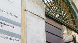 L’ingresso ai locali che ospitano il call center del Cup invasi dalle zecche