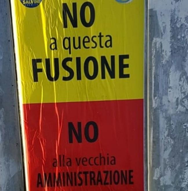 Una “mano misteriosa” stacca i volantini Grandi: «Ci boicottano»