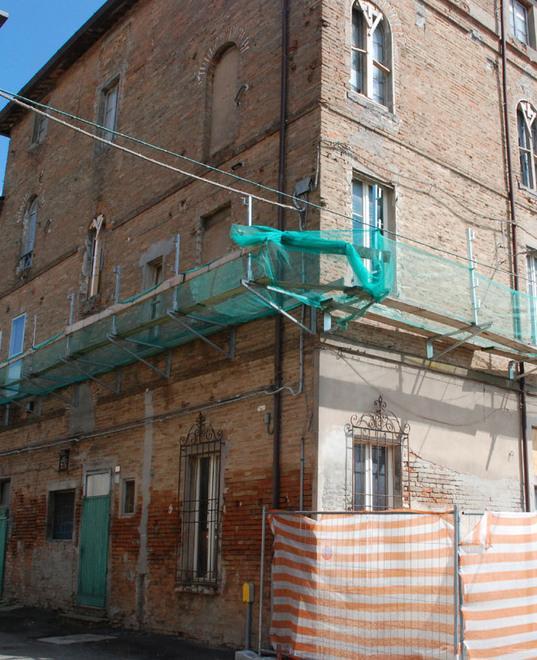 La torre dell’acquedotto è fatiscente e sarà demolita 