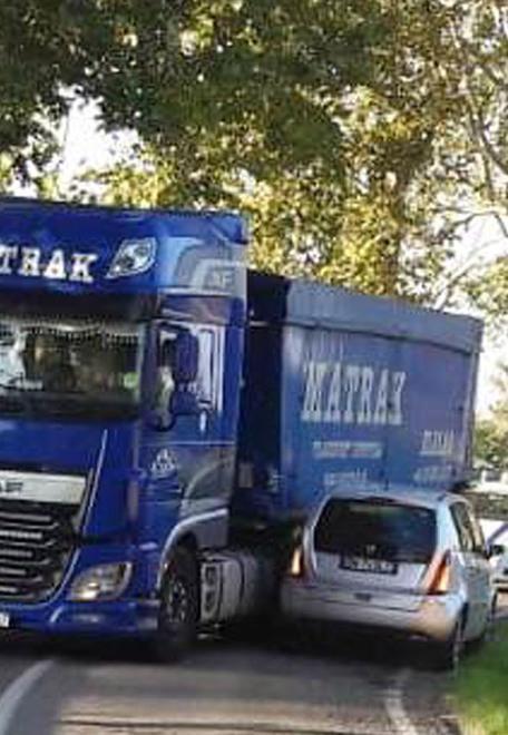 Tir contromano in curva Auto evita lo schianto