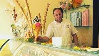 C'è la crisi? E io investo a Marina, in via Rinchiosa aprono libreria e gelateria