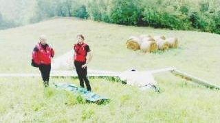 L’aliante subito dopo essere precipitato al suolo nel Modenese