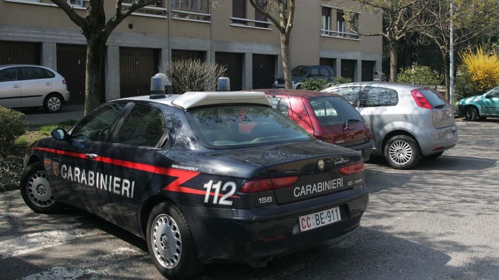 Picchia la mamma per rubarle il bancomat 