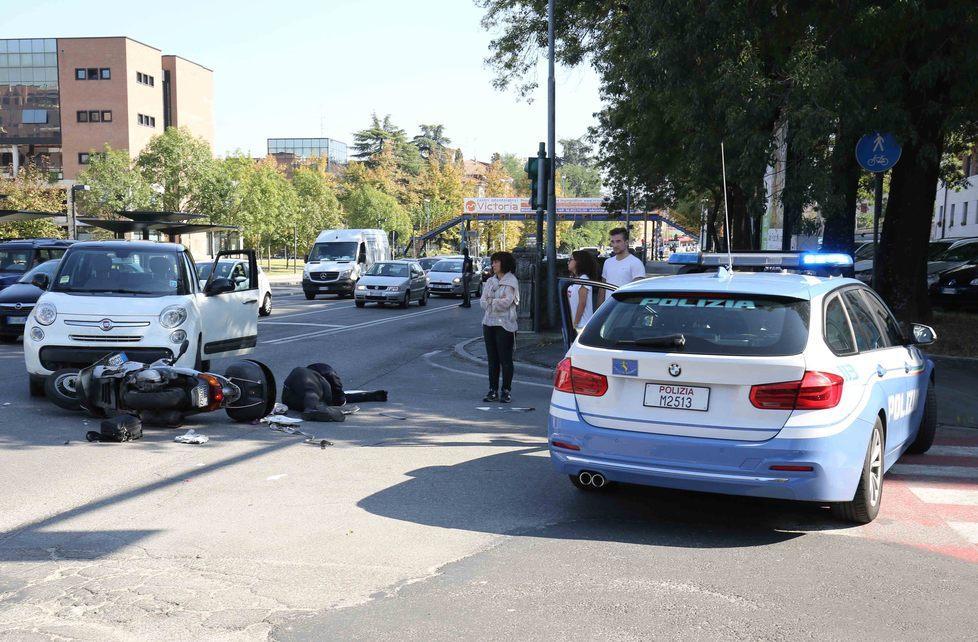 In scooter contro un’auto 