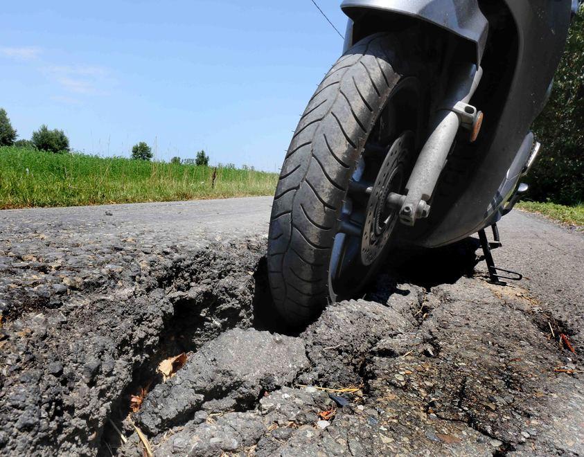 Via Bigi, nuovo asfalto dopo anni di attesa 
