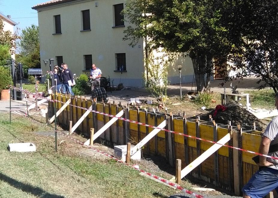 Artigiano folgorato da una scarica elettrica mentre lavora a un muro di recinzione 